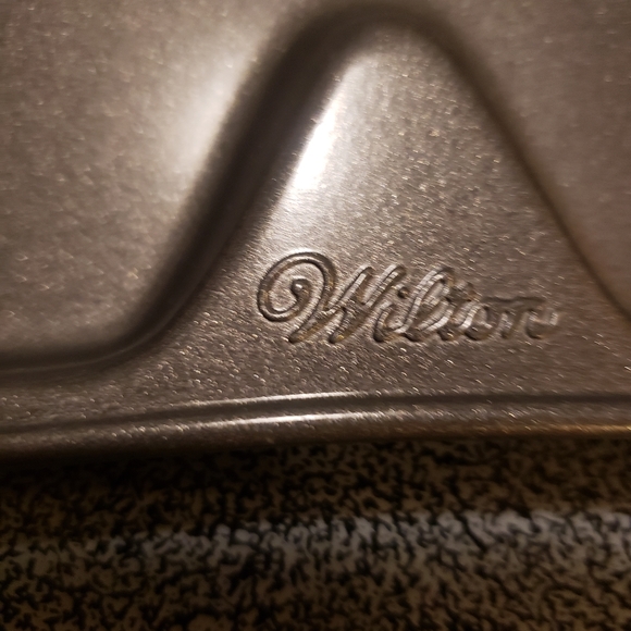 2 new Christmas muffin/cookie pans.  Excellent condition. Never used. - Picture 7 of 8